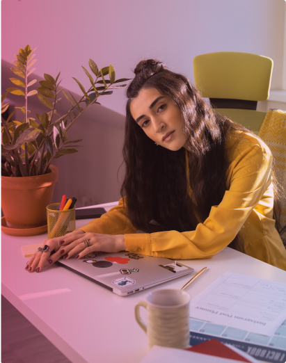 Étudiante préparant son stage international sur son ordinateur portable