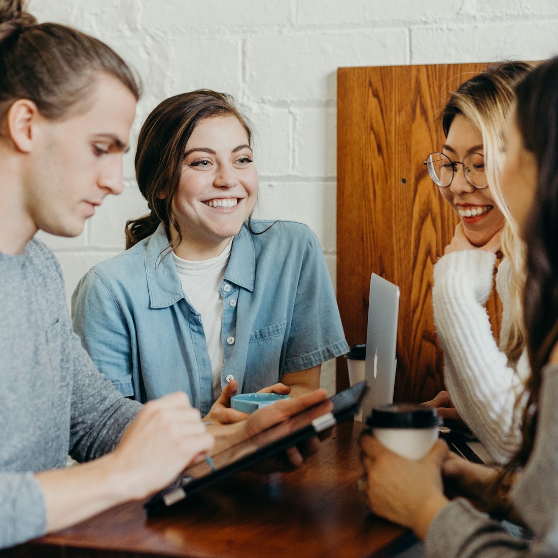 Étudiant Erasmus+ étudiant une langue à la terrasse d'un café européen