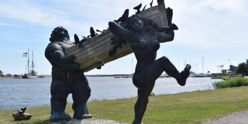 Kuressaare statue